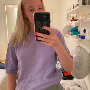Lila stickad tshirt  - Från Wera. Köpt här på plick men den är för stor för mig. 80% ull 20% kashmir. Köparen står för frakt.