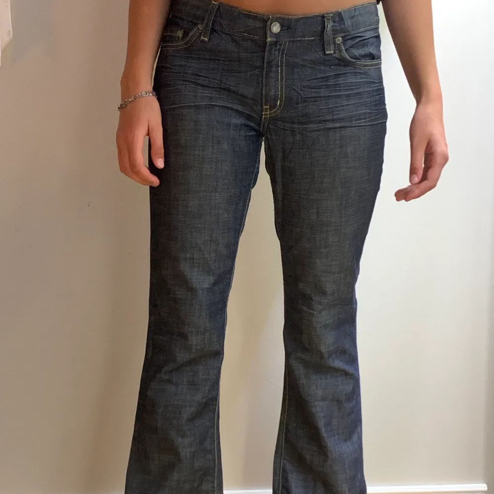 Sjukt coola lågmidjade vintage jeans från märket blue cult men som tyvärr är lite små för mig, de har fixade slitningar mellan benen💕 bara att fråga fr fler bilder eller mått!. Jeans & Byxor.