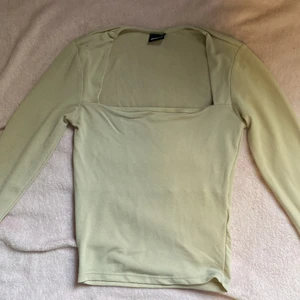 Nude tröja i strl xxs - Nude tröja från Gina tricot köpt för 299kr förra året. Sitter jättefint och älskar verkligen denna tröjan, tyvärr är den för liten på mig. Dessutom har den en extra lager vid brösten så det inte blir genomskinlig.