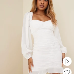 Vit klänning Nelly  - Helt ny klänning från Nelly endast testad! 599 kr nypris. Prislappen sitter kvar.