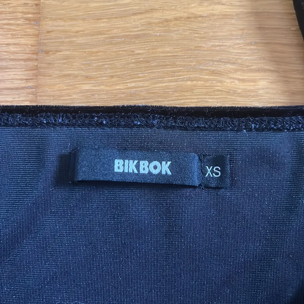 Säljer detta linne från Bikbok då det inte passar mig längre vilket är synd då det är väldigt fint enligt mig!💕 siden material ungefär så det är väldigt tunt💕. Toppar.