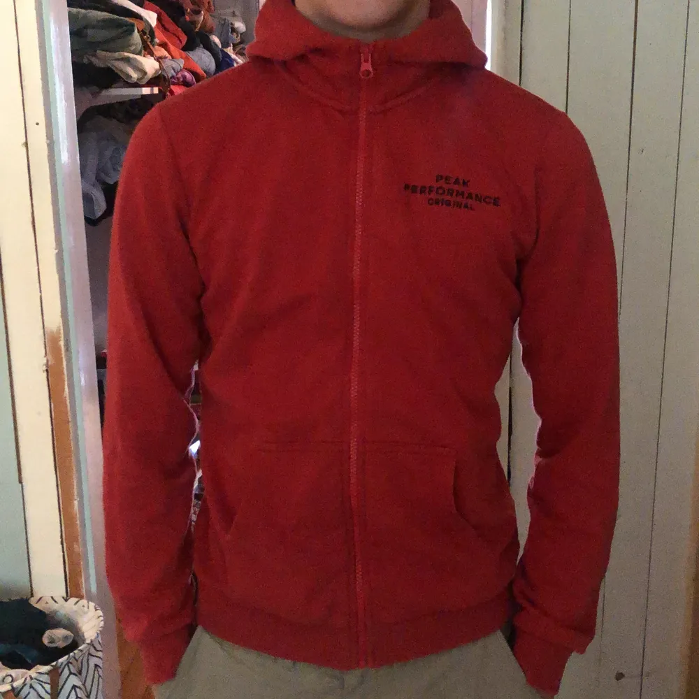 Säljer en röd peak performance zip up hoodie i storlek 170/ S  Den kostar 599 ny . Hoodies.