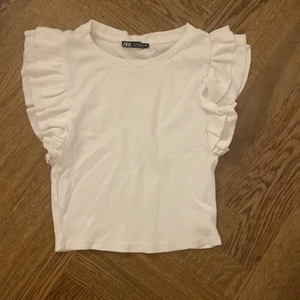 Volang topp från zara❤️ - Köptes för 129kr förra året i super bra skick, i storlek M men passar mig som har storlek XS i vanliga fall. Skriv för frågor eller fler bilder😊