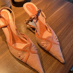 Sandaletter - Så sjukt snygga klackar som tyvärr är lite tajta på mig. Jag har 39 och jag får på mig dem men tkr de är för tajta. Skulle säga 36-38 på dessa då de är så spetsiga. 