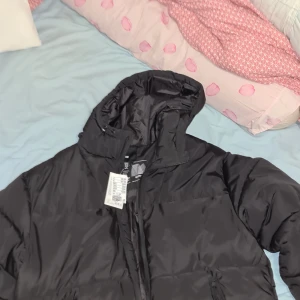 H&M jacka  - Helt nytt jacka från H&M inte använt en gång prislappen är kvar , pris kan diskuteras 