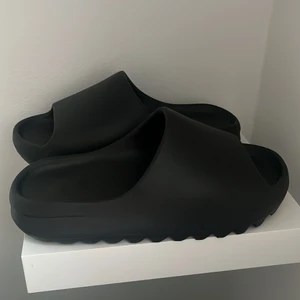 Yeezy slides onyx ds storlek us11/46eu  - Yeezy slides onyx ds storlek us11/46eu  Ds helt nya fri frakt !!