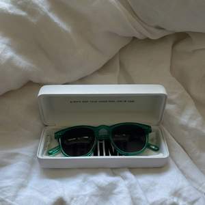 Ett par chmiglasögon med grön båge, i modellen 001 och färgen aqua. Som nya och knappt använda.