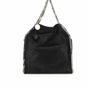 Äkta stella väska, ej axelrem! Endast 2 kedjor. - Jag säljer en Stella McCarteny Falabella Maxi Bag, den är äkta och köpt på NK men jag har tappat bort äkthetsbevis. Därav säljer jag den inte för så mycket. Man känner direkt att väskan är fin och äkta, den är tung. Obs!! Detta är inte en axelrems väska