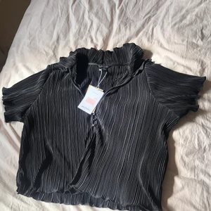 Blus från Monki - Helt oanvänd blus från monki. Säljer då den inte har kommit till användning. Nypris: 200 kr. Först till kvarn! Köparen står för frakt💘