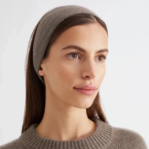 Soft goat hårband - Pannband/hårband från Soft Goat, 100% kashmir. Säljer då det är lite för tajt för mig. Nypris 400kr. Köparen står för frakt.