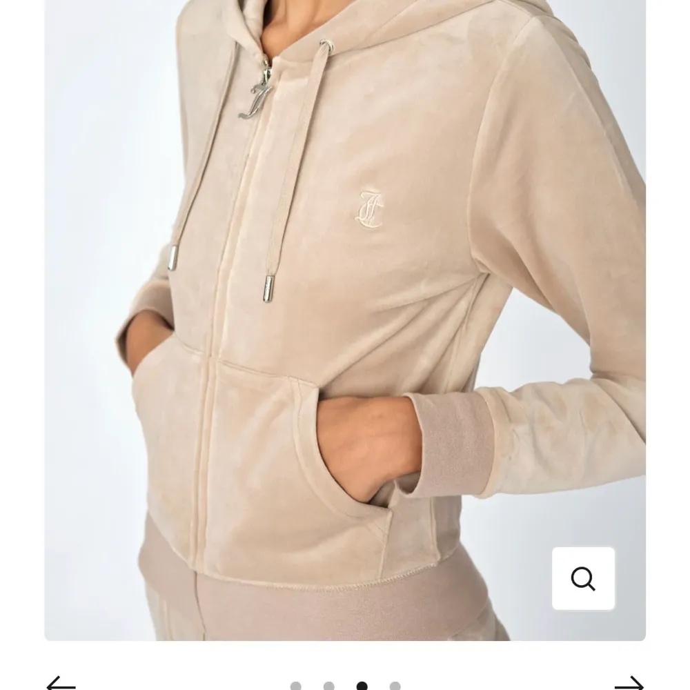 Jag säljer nu min Zip hoodie från Juicy couture, i storlek S. Använt den typ 2 gånger hemma men är i nyskick, säljer pga ej användning 💗 pris kan diskuteras . Tröjor & Koftor.