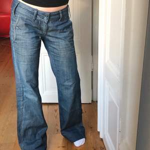 Dessa superfina 2000s bootcut jeans är köpta second hand men ursprungligen från Veromoda. Jag har sytt upp dom för att de ska passa mig på längden. Men jag har sparat den fulla längden på jeansen så det är bara att sprätta upp om man vill ha jeansen lite längre i benen, då blir måttet ist L:34! Nuvarande måtten- waist: 28 och inseam: 75cm