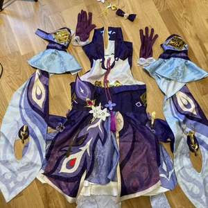 Keqing genshin impact cosplay costume. Asian size m - Säljer min lilla systers  keqing cosplay som var lite för stor för henne, den är helt ny och aldrig använd så den är i bra skick  OBS: Jag tar bara swish!!  (Ni är ansvariga för att betala frakt)