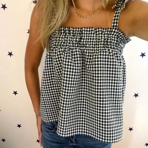 Rutig topp - Rutig topp från H&M, går även att användas som kjol. Andra bilden är min, slutsåld. Storlek M passar XS också. 