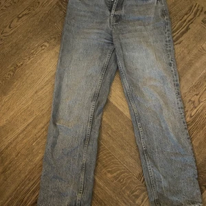 Gråa zara midrise jeans  - Gråa midrise jeans köpte i oktober för 359kr, skriv för frågor eller fler bilder