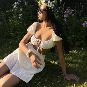 Vitt set 🤍 - Världens finaste set ifrån Bershka, köpt förra året och endast använd en gång den midsommaren. Säljer pga att jag inte längre använt! Superfint skick och som ny, lite skrynklig men går att stryka lätt! Frakten ingår 🤍