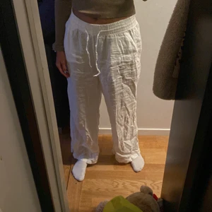 Vita linnebyxor (Gina tricot) - Asfina vita linnebyxor från Gina tricot i premium quality strl 36!! Perfekt till sommarn eller att ha hemma!☀️ Meddela ifall du är intresserad!!🤍