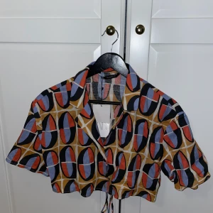 Croppad skjorta  - Croppad färgglada skjorta från Zara. Har aldrig använts. Har en knytning i tyggen (se sista bilden) 200 + 66 (frakt) 