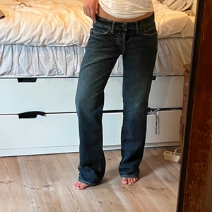 Jeans  - Lågmidjade raka mörkblå jeans. Köpta på sellpy men tyvärr för långa på mig som är 163💙 midjemått: 80cm innnerbenslängd:84cm