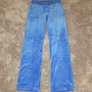 Juicy byxor  - Säljer mina Juicy byxor för att de är förstora och har inte kommit till användning! Köpte för 1100kr säljer för 740kr❤️