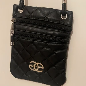 Väska/purse - Köptes för 230 kr och säljs för 130 kr + frakt ( pris kan diskuteras vid snabb köp ) 💞