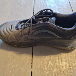 Nike air max 720 - Grå Nike airmax 720 stl 43. Lite använda men i bra skick. Nypris: ca 2000:-