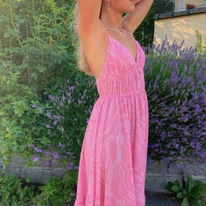 H&M Klänning - Går inte ner i pris!! Klänning från H&M i storlek 36. Använd några fåtal gånger💕 Säljer även den orangea eftertraktade klänningen från H&M🪩