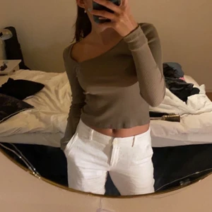 Brun/beige tröja (Gina tricot)  - Fett snygg brun/beige tröja från Gina tricot i strl S!! Denna är knappt använd någon gång och är i superbra skick, passar med typ allt och är perfekt nu inför hösten!! Meddela ifall du är intresserad!🫶🏽