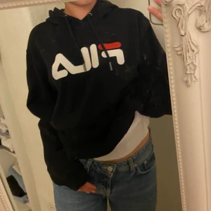 Fila hoodie - En svart Fila hoodie storlek S. Nytt skick.