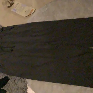 Svala byxor - Ett par byxor som är lite pösigare, använd kanske 2 gånger, passar mej i längde och jag är 156