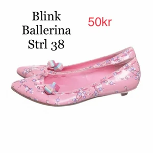 Ballerina strl 38 - Häftiga oanvända rosa/multifärgade ballerinaskor med spetsig tå.  1cm klack.   Rök- och djurfritt hem.  Skickar inom en vecka efter mottagen betalning. 