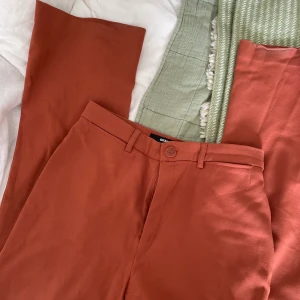 Kostymbyxor bikbok - Riktigt snygga högmidjade kostymbyxor som tyvärr inte passar längre. Jag är 165 cm o på mig passar längden.