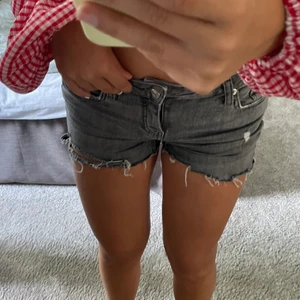 Jeansshorts zara  - Lågmidjade gråa jeans shorts från zara 🤍köpta för några år sen men i bra skick