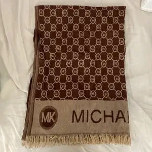 Michael Kors scarf AA+ kopia. Köpt för 500 kr. Köparen står för frakten 