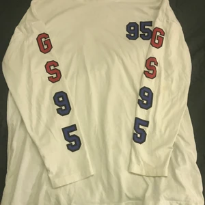 Långärmad tröja  - Långärmad tröja med coola tryck längst armarna och båda fram och bak! Skönt material och i fint skick!❤️  OBS fraktpris ändras om man ej köper via plick