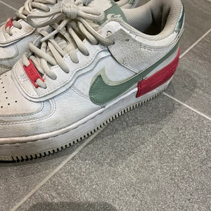 Air force - Jättefina air force 1 i stl 38,5💕nypris 1200kr, de är lite smutsiga men inga skador alls, men priset kan diskuteras
