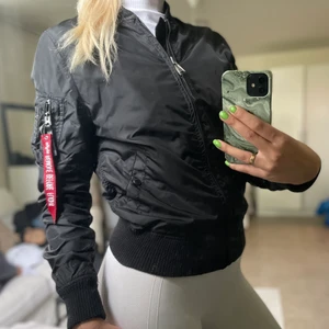 Alpha bomberjacka  - Alpha bomberjacka i storlek M. Nyskick. 🤍 Köpare står för frakt