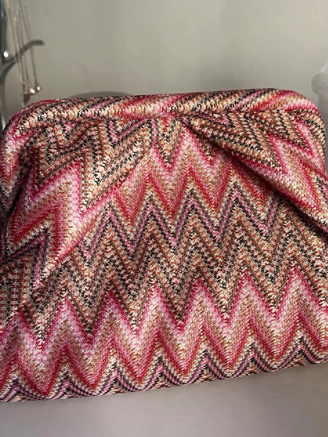 Zigzag mönstrad kuvertväska i rosa