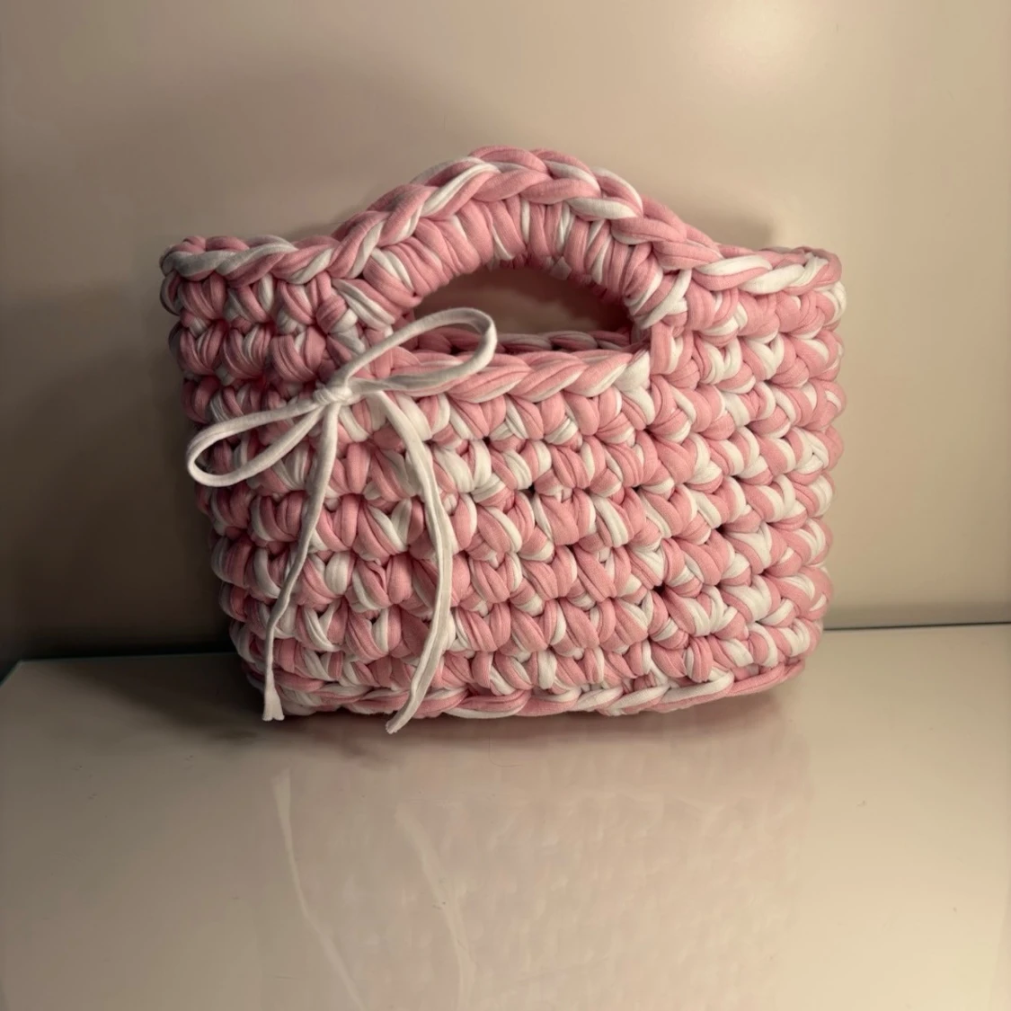 Virkad handväska i t-hirt garn i rosa/vit