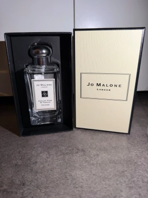 Jo Malone English Pear & Freesia - Elegant parfym från Jo Malone i doften English Pear & Freesia. Flaskan är genomskinlig med silverfärgad rund kork och klassisk etikett. Kommer i exklusiv beige och svart presentförpackning. Perfekt för dig som gillar fräscha och fruktiga dofter.