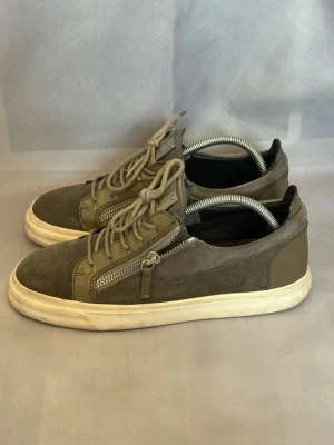 Olivgröna Guiseppe zanottis  - Olivgröna Guiseppe zanottis | Storlek - 42 | Skick - 8/10 | Endast smutsiga | Mocka | Inget og medföljer | Hör av er vid frågor eller funderingar 🙌