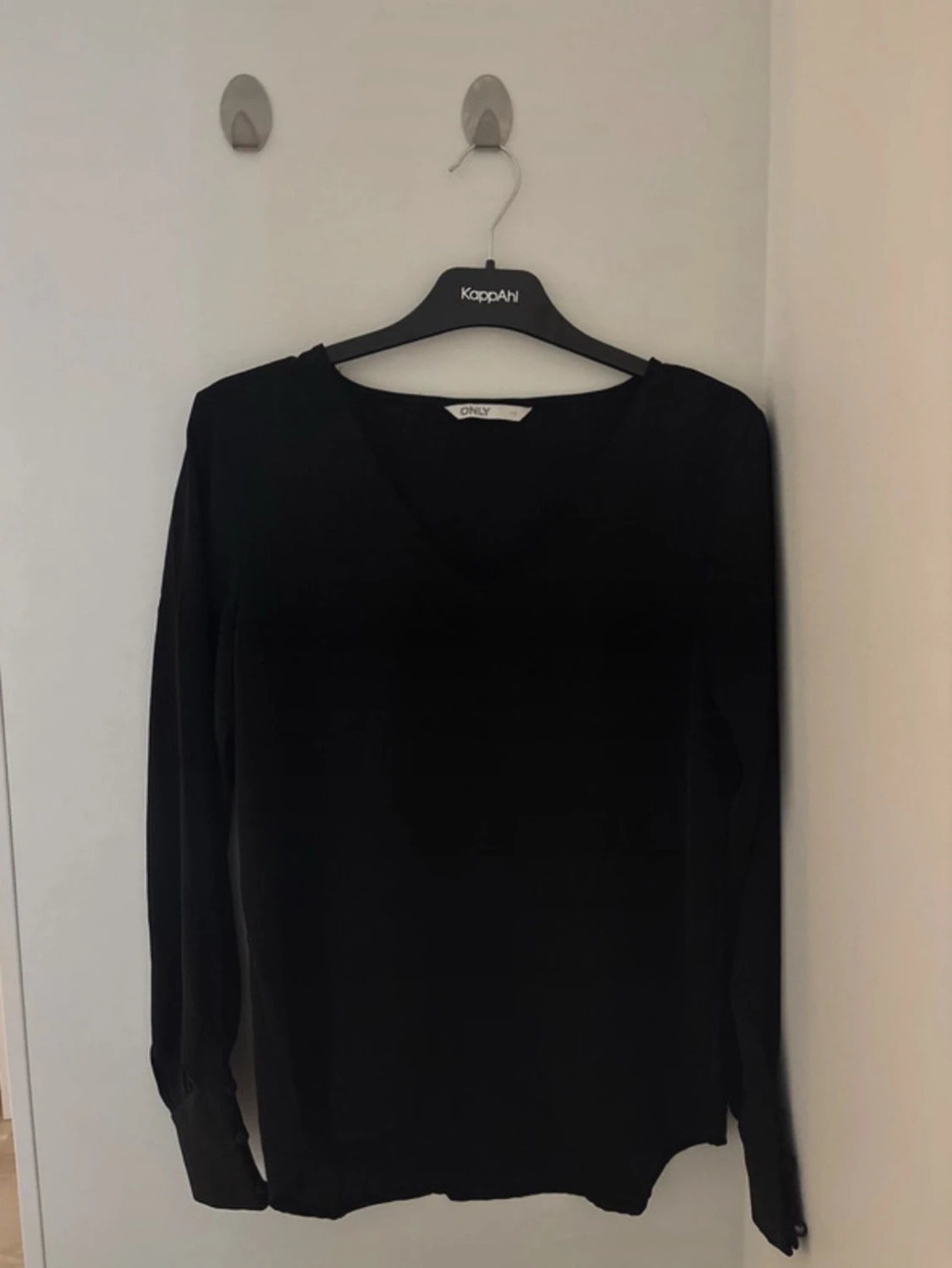 Svart blus med knappar från ONLY