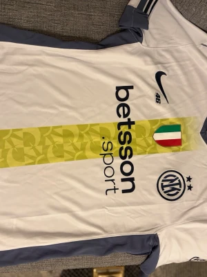 Inter storlek M - Inter hemma tröja skriv i chatten för mer info helt ny och oanvänd med prislapp.