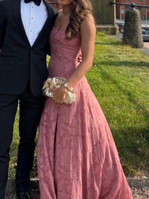 Rosa axelbandslös långklänning - Säljer min älskade balklänning som är perfekt för finare tillfällen! Den är endast använd 1 gång och är i fint skick. Längst kanten av klänningen kan man se tecken på användning men annars inga fläckar eller liknande. Klänningen är från hemsidan ”lulus”. Nypris 1200kr 💕