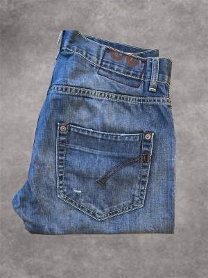 Dondup jeans Blå - Feta dondup jeans! Storlek: W33 L30 (Längd: 93cm). Blå. Modellen är 180cm och väger ca 60kg. Mycket bra skick.
