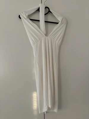 Vit kort klänning - Vit kort klänning som man knyter i halsen och är öppen i ryggen🤍helt ny