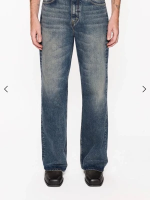 Hope Beat jeans - Sitter 30w 32l. Har kortats ner 5 cm. Mått: 107cm längd, 26 cm fotöppning samt 39 cm midja. Lite slitage längst ner