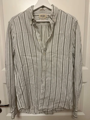 Randig linneskjorta från East West - Vit och grön randig skjorta från East West i linnemix.