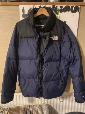North Face 1977 Midnight Blue Puffer - Säljer nu en North Face 700 Puffer som är färgen midnight blue, kommer aldrig till användning mer och är billigt pris då man ej kan knäppa fickorna och har förlorat lite puff
