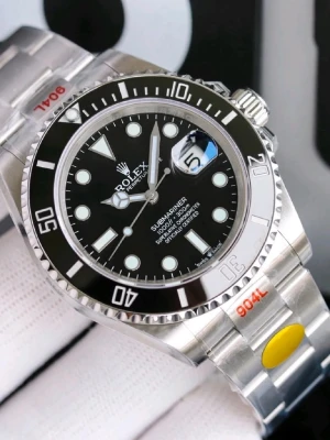 Herr klocka Submariner - Säljer en rol*x Submariner Date 40mm. Mycket fin klocka av hög kvalitet. Oanvänd och levereras helt ny. En eftertraktad modell som passar lika bra till vardags som till mer formella tillfällen. Hör gärna av dig vid intresse eller för mer information. Om du önskar box, certifikatmm 2100kr